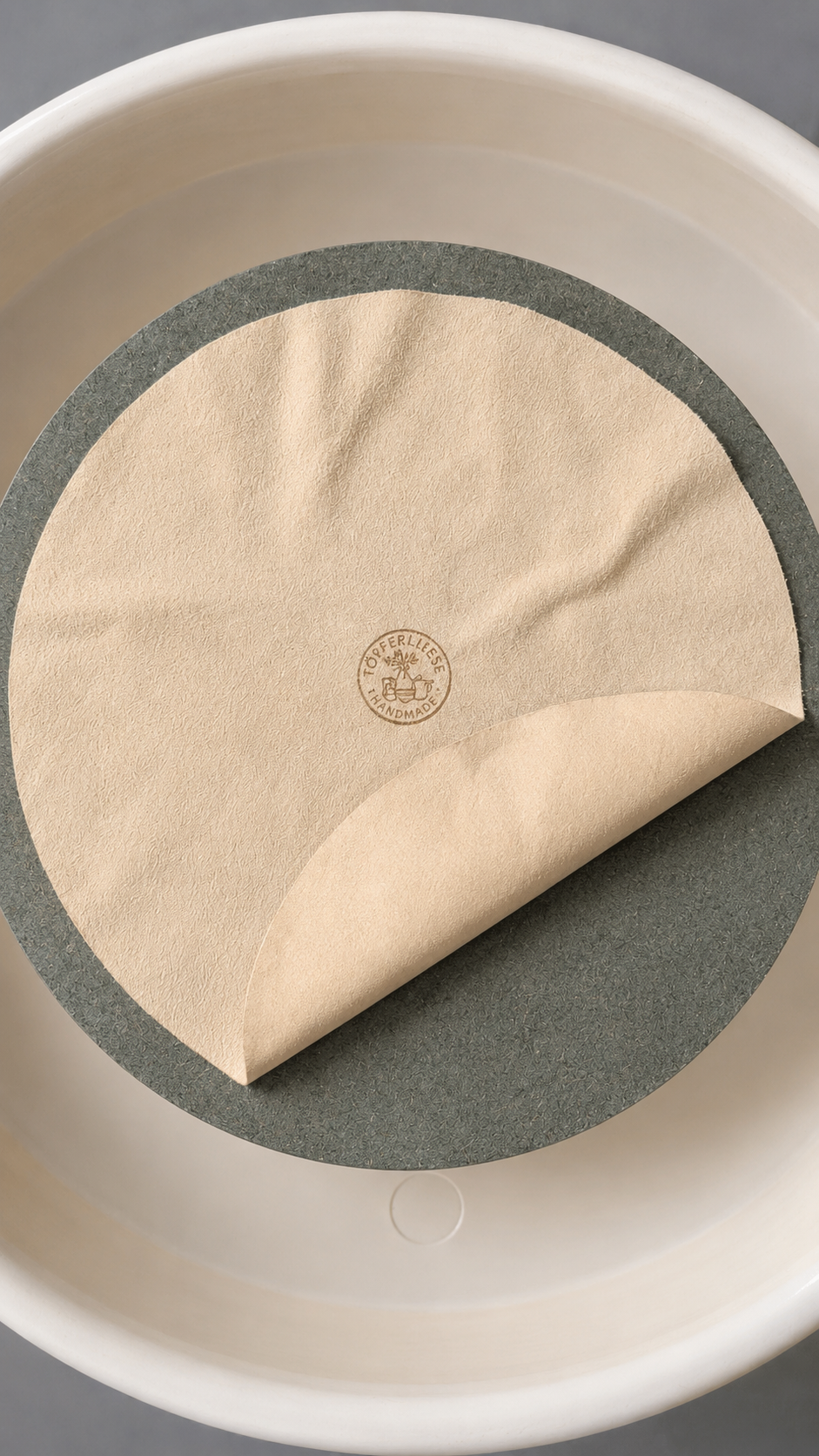 Detailaufnahme der Lederunterlage für Bat System mit hochgeklappter Ecke zur Darstellung der Materialstärke und Lederstruktur