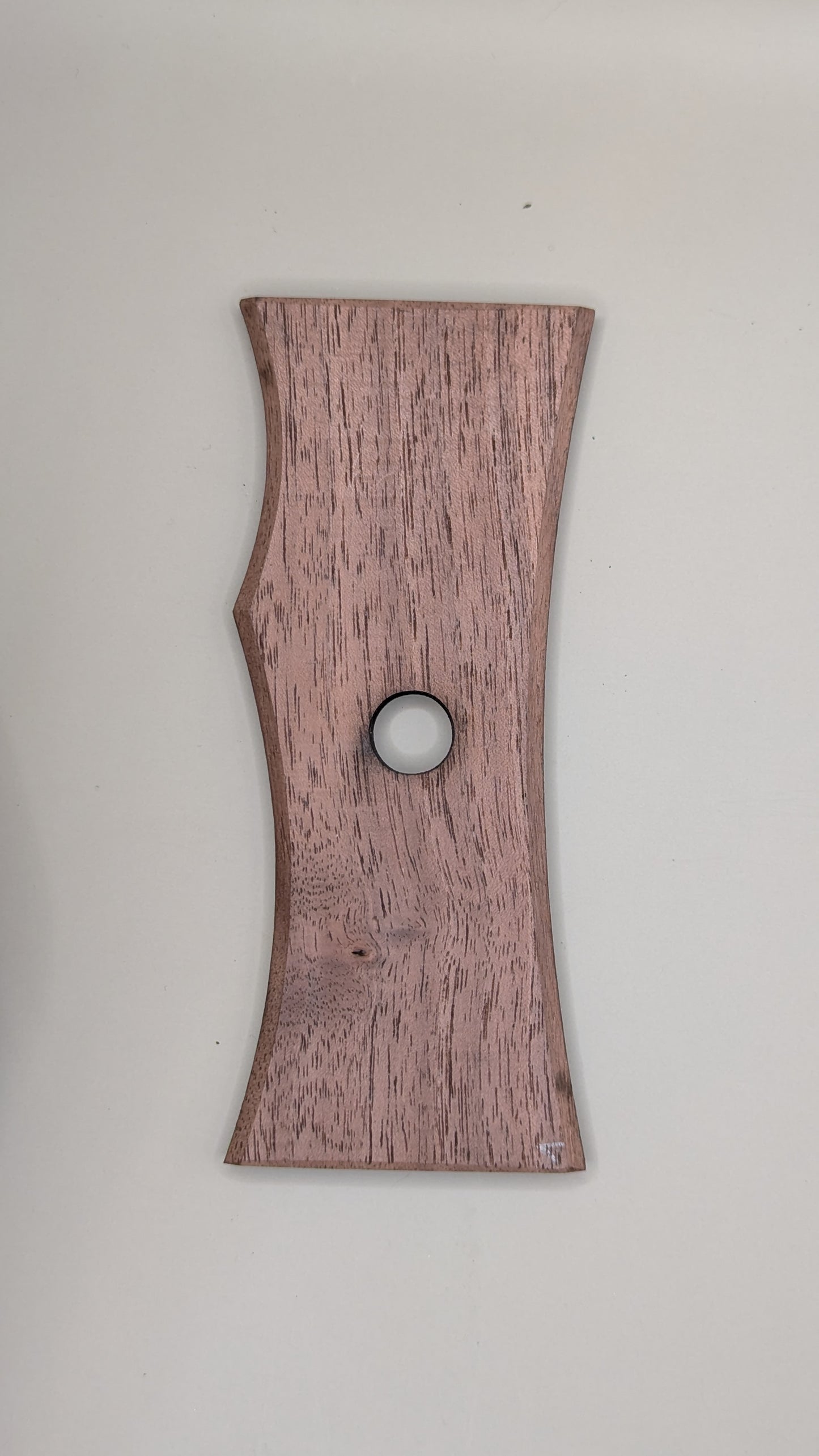 Drehschiene 8 aus Massivholz mit ergonomischer Kontur für die Keramikarbeit