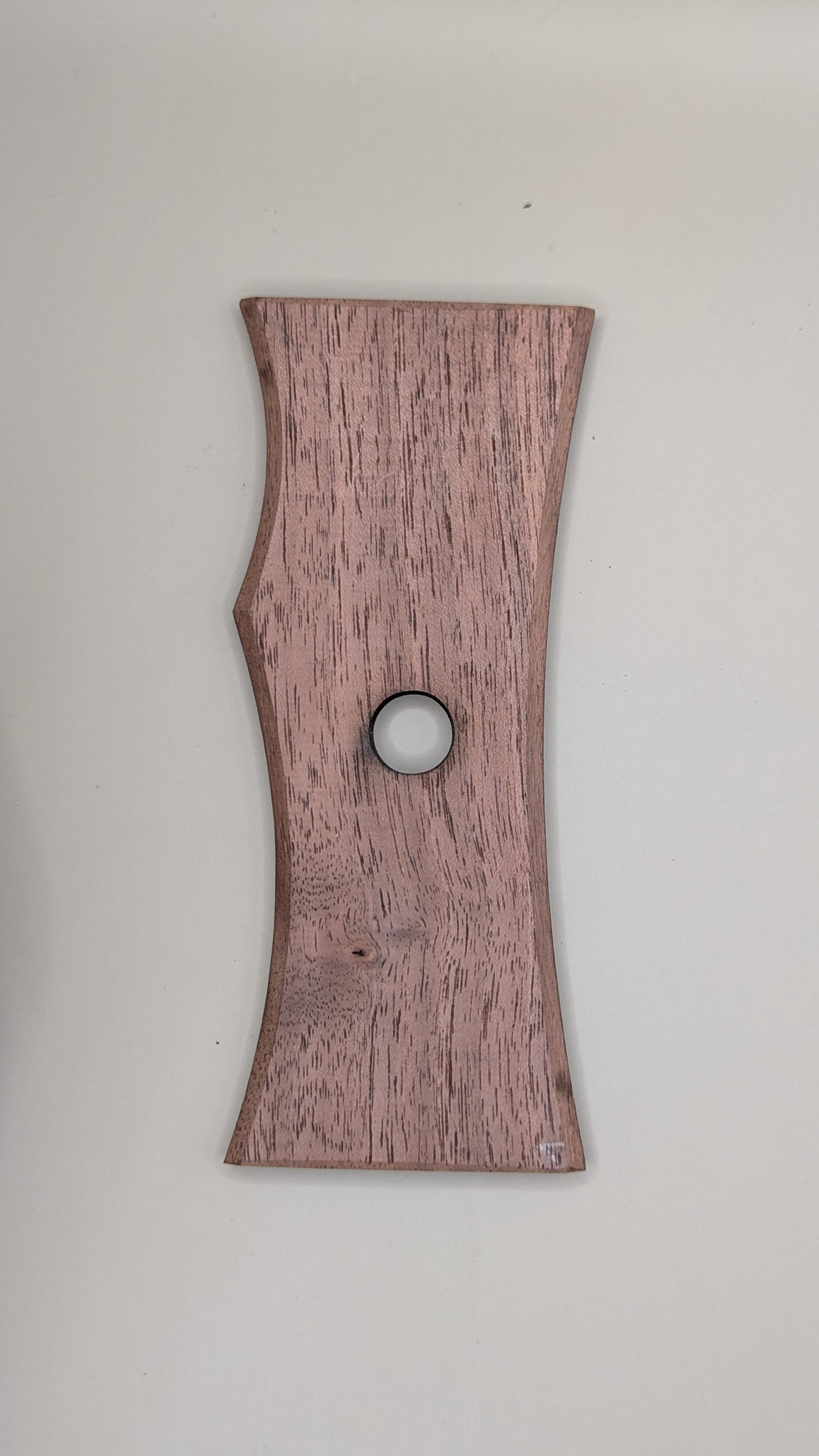 Drehschiene 8 aus Massivholz mit ergonomischer Kontur für die Keramikarbeit